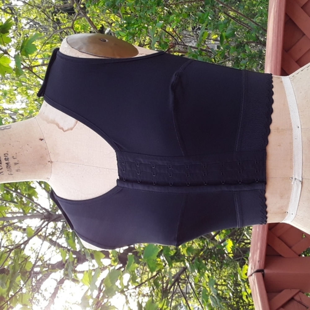 NWOT size M BLACK Marena Recovery Sleeveless Vest - STYLE NO. FVNS